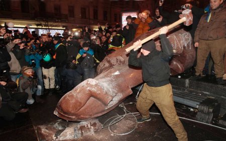 ukraine lenin statue destroyed