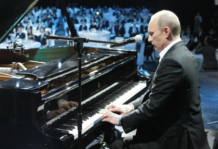 Putin plays piano