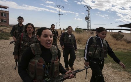Kurdish female fighters 6
